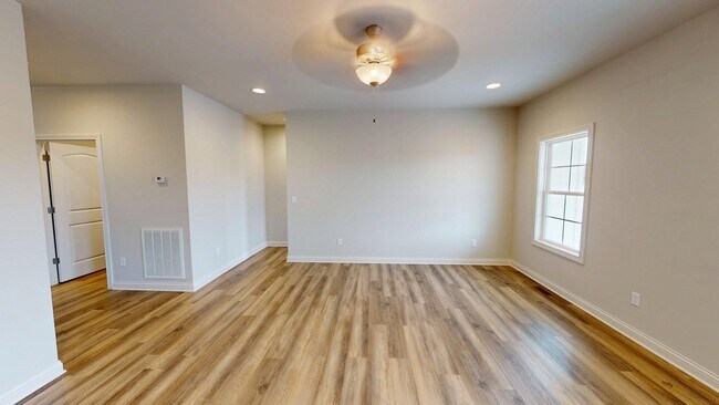 Building Photo - For Lease Large Home with Bonus Room on 1 Acre in Country