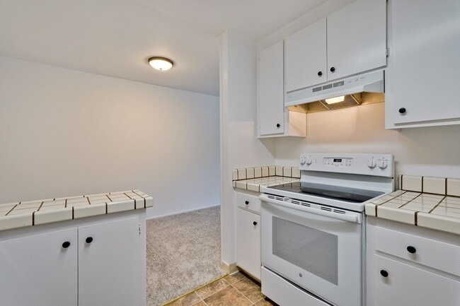 Building Photo - Up-Dated 1/1 3rd. Floor Condo Located in S...