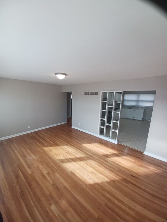 Building Photo - Don't miss out on this great Duplex!