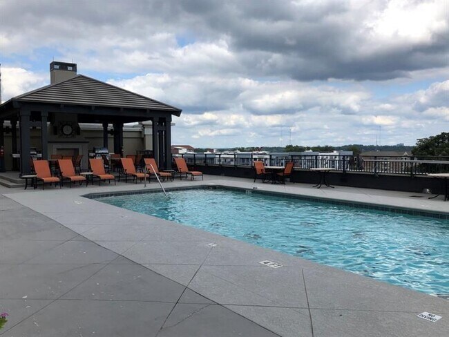 Building Photo - 565 Peachtree St NE