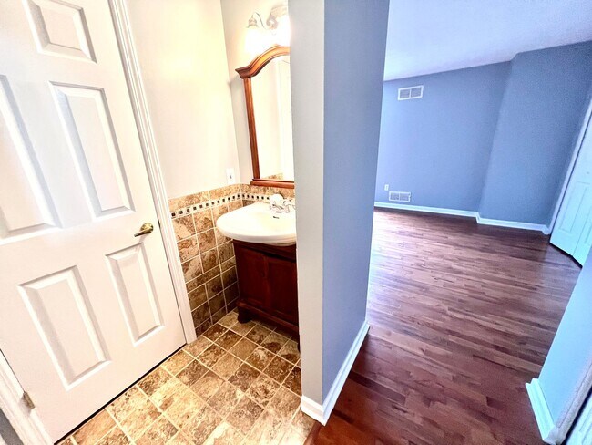 Building Photo - Sewickley Heights - Gorgeous Townhouse - 3...