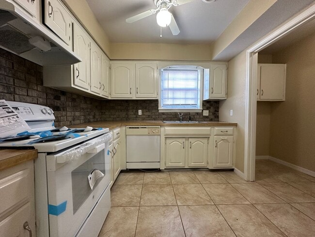 Building Photo - 3201 S 92nd St