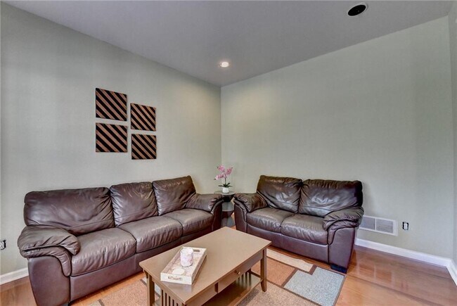 Building Photo - 770 Pimlicon Pl