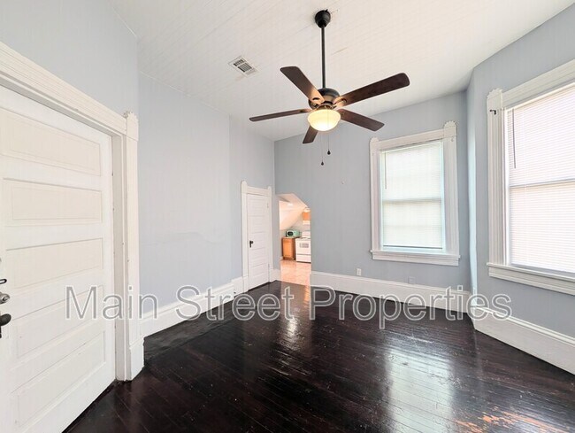 Building Photo - 911 N Spring St