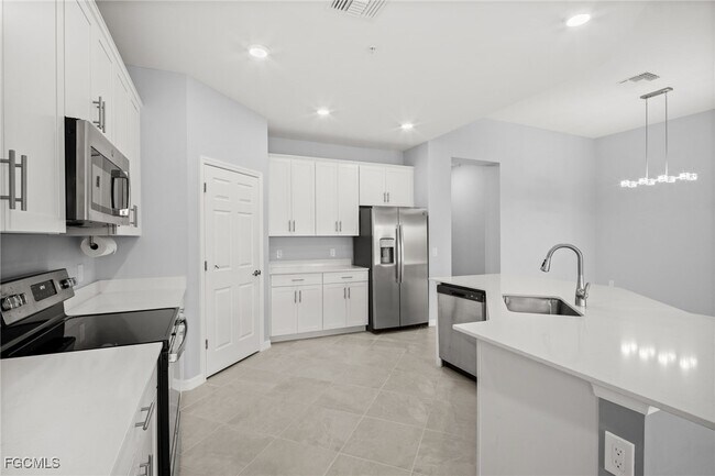 Building Photo - 12000 Santaluz Dr