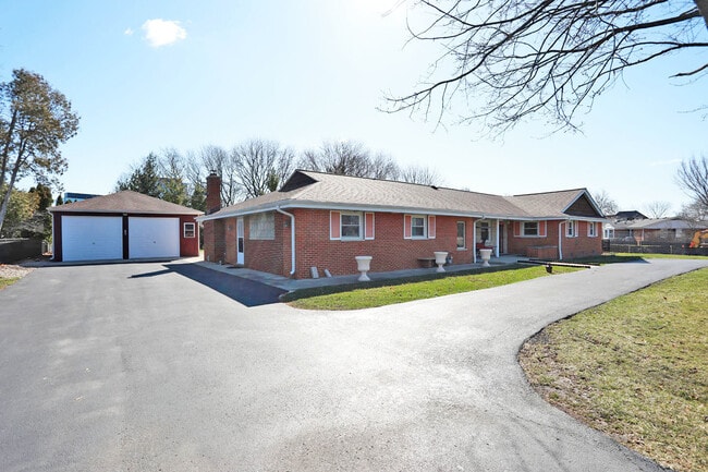 Building Photo - 409 Lexington Dr