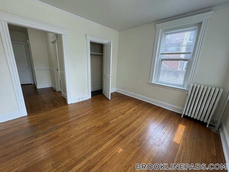 Building Photo - 352 Riverway