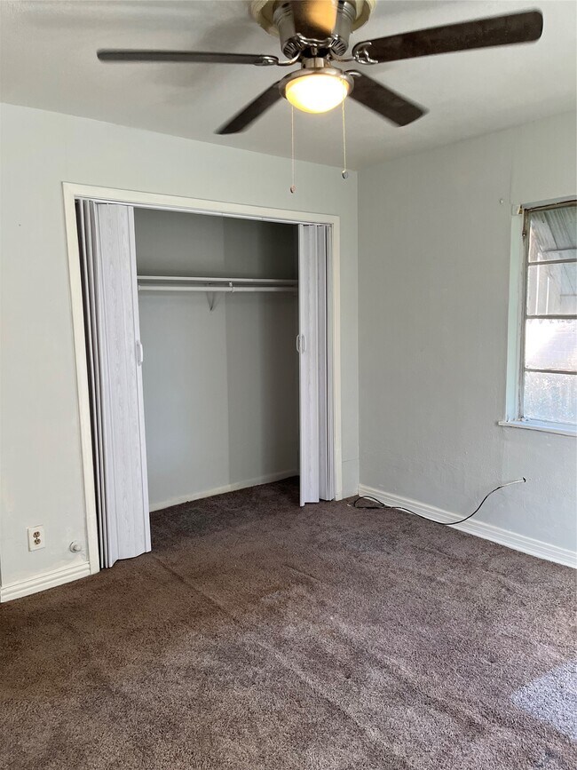 Building Photo - 7634 S Hall St