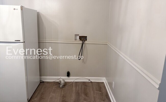 Building Photo - 4 Bed, 2 Bath Home with Fenced Yard / Pet-Friendly / Available Now!
