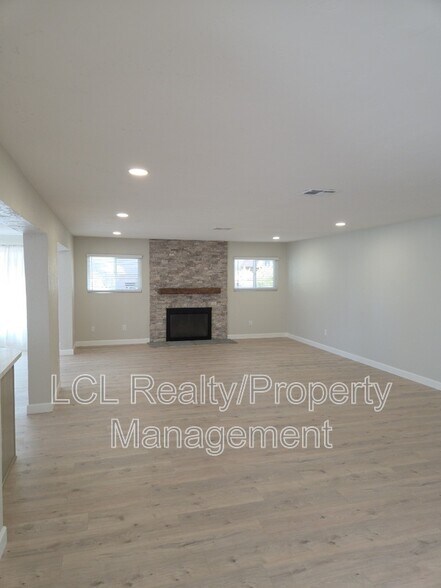 Building Photo - 29880 Longhorn Dr