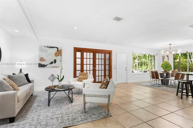 Building Photo - 6140 Pine Tree Dr