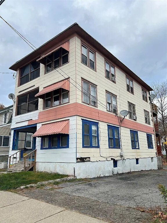 Building Photo - 207 St Charles St