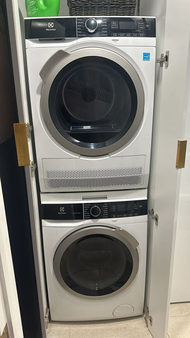 Building Photo - 1423 Holly Heights Dr