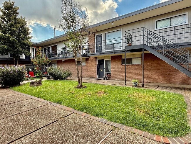 Building Photo - 936 Heights Blvd