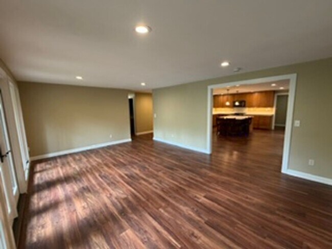 Building Photo - Charming, Spacious, Updated Home in Lake Oswego!