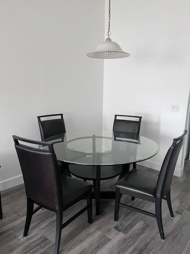 Building Photo - Beautiful 2 bedroom 1 1/2 bath walking dis...
