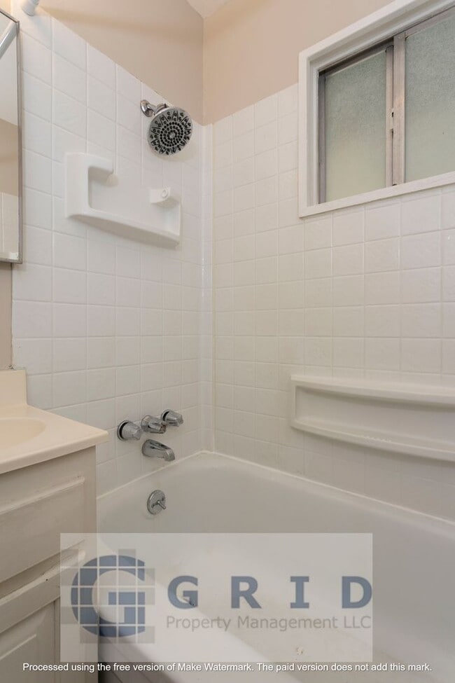 Building Photo - Charming 2 Bedroom Bungalow Available in N...