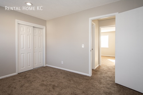 Building Photo - Roomy 3-bed/2-bath Duplex w/Fin Bsmt, fenc...