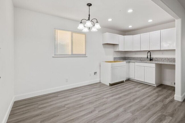 Building Photo - 1406 W Roosevelt Ave