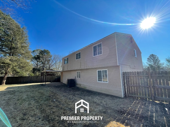 Building Photo - Spacious 4BR Home w/ Fireplace, Covered Patio & Fenced Yard