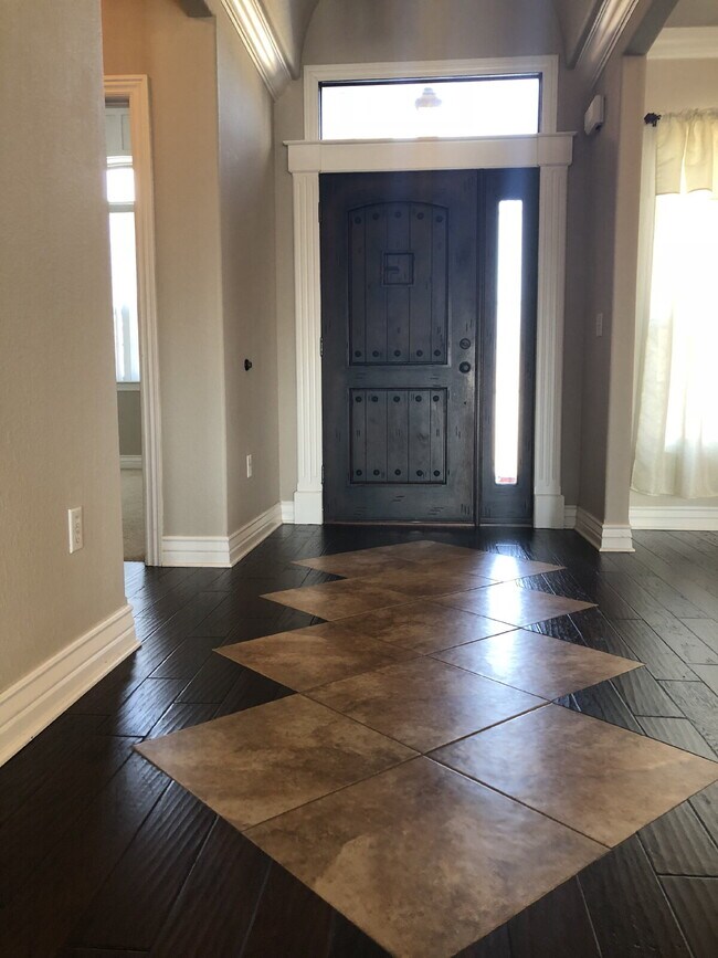 Building Photo - 4BR / 3Car garage / Fully fenced in backyard - Stunning property