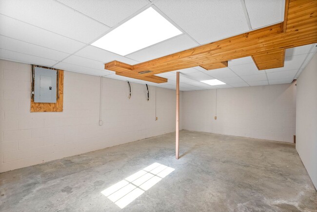 Building Photo - 3 Bedroom Dog Friendly Home For Rent Near ...