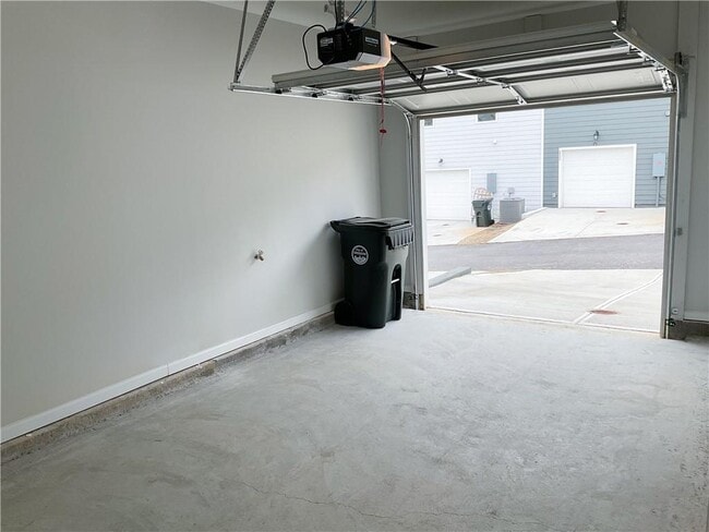 Building Photo - 495 Crown Dr