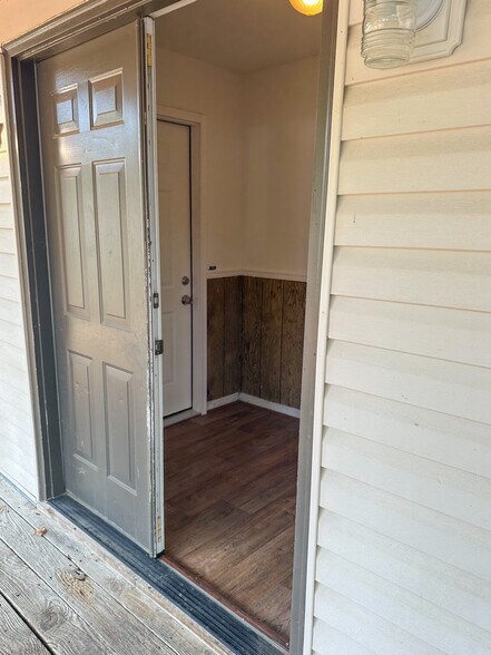 Shared foyer - 2120 Francis St