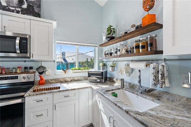 Building Photo - 310 SE Denver Ave