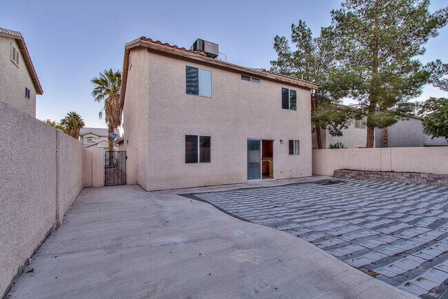Building Photo - Charming 3-Bedroom Home with Spacious Back...