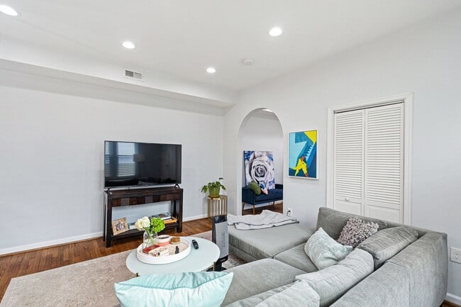 Building Photo - Amazing Anacostia Abode!