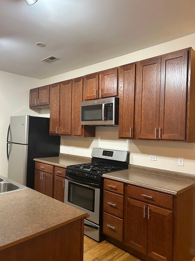 Building Photo - 3549 S King Dr