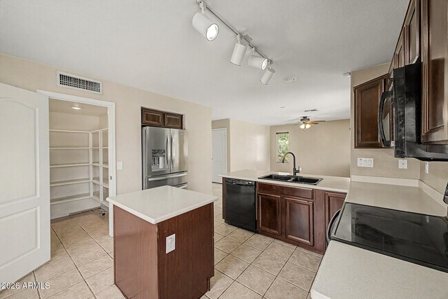 Building Photo - 4809 W Valencia Dr