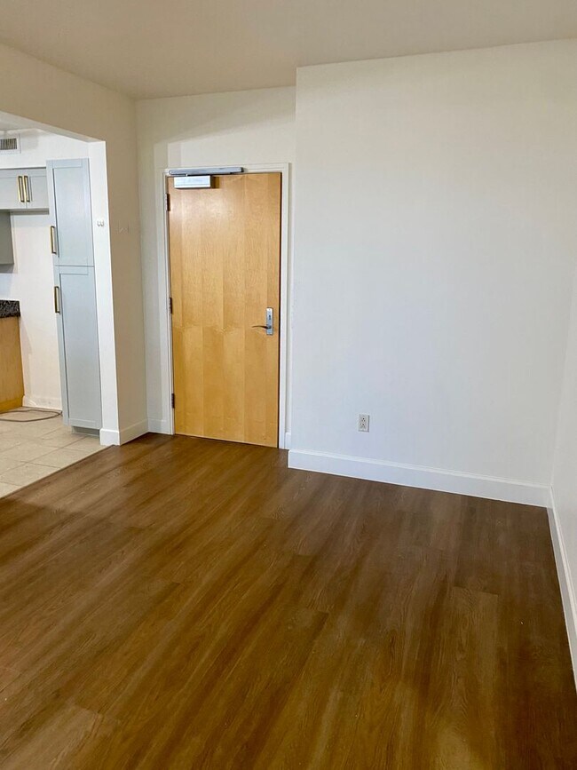 Building Photo - Keola Lai - Spacious 2/2/2 in Kakaako