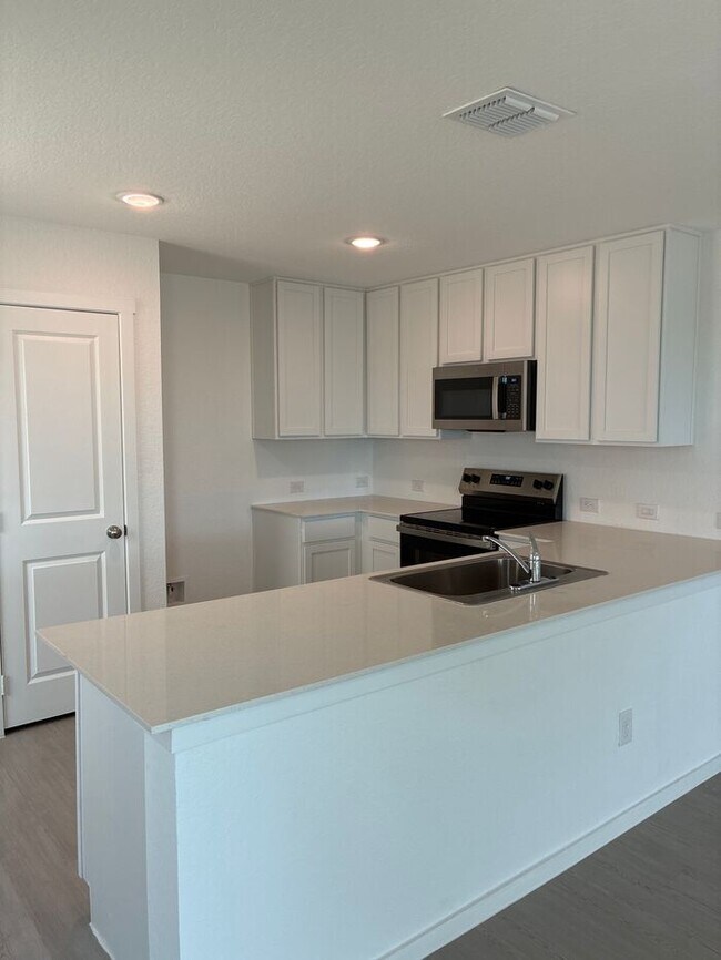 Building Photo - Charming 4 beds 2 baths in San Antonio!
