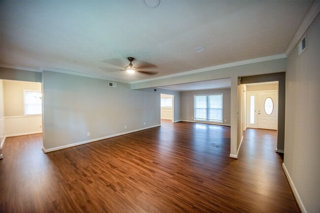 Building Photo - Beautiful home available today!