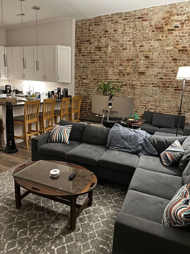 Building Photo - Welcome to Urban Elegance in the Heart of ...
