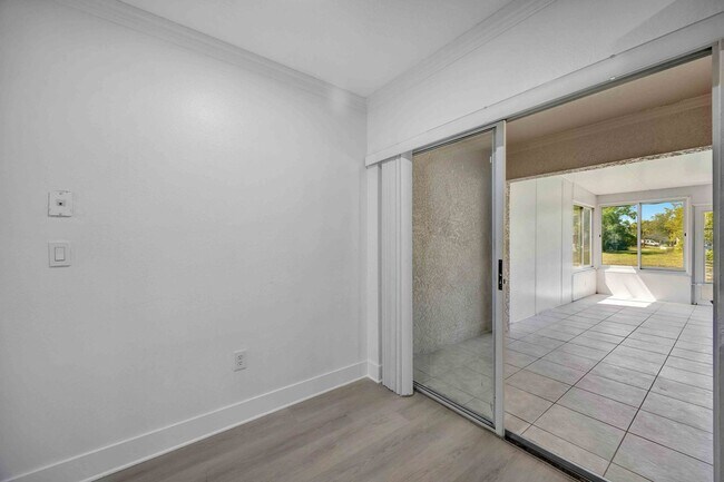 Building Photo - 2 Bedroom and 2.5 Bathroom Townhouse