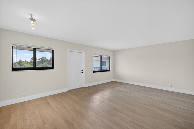 Building Photo - Wilton Manors