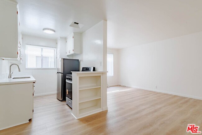 Building Photo - 758 N Hudson Ave