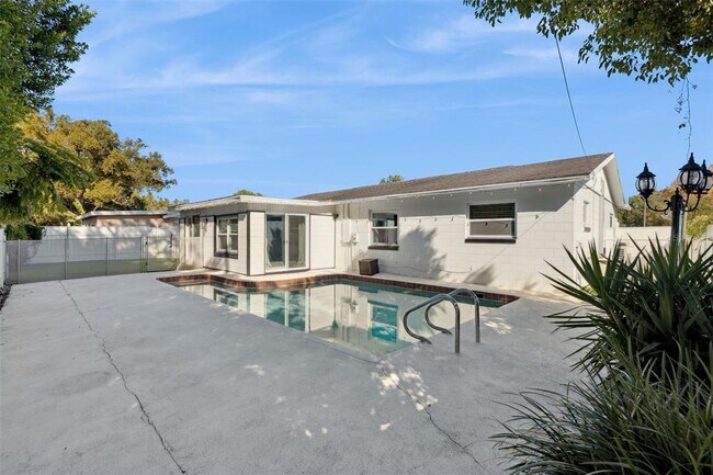 Building Photo - 622 Beverly Ave