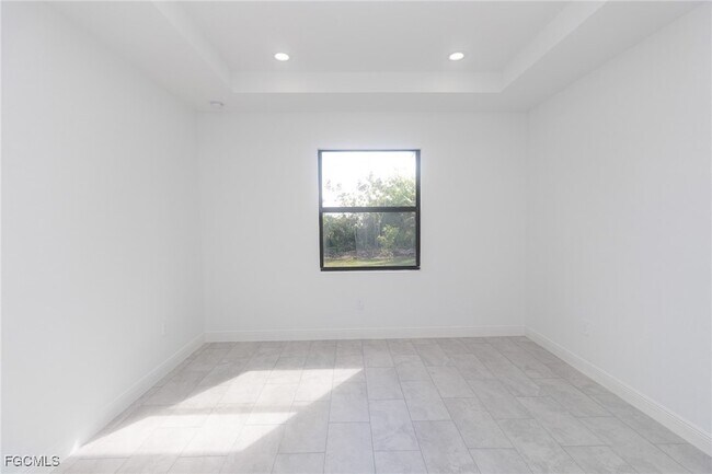 Building Photo - 1032 N Hilton Cir