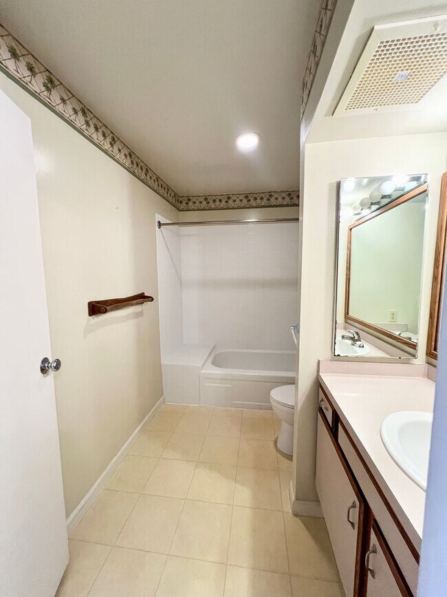 Building Photo - Unfurnished 1 Bedroom, 1 Bathroom – Kailua Bay Resort