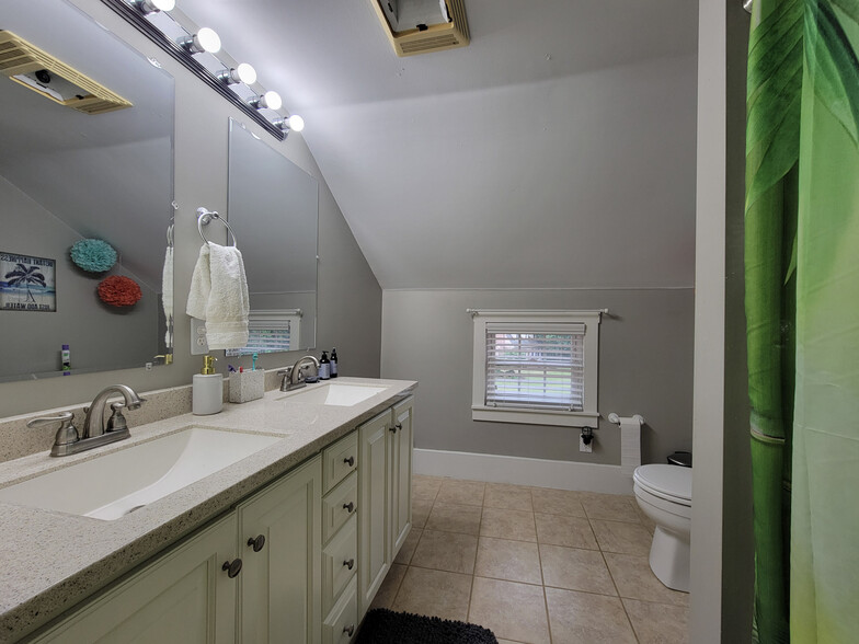 Building Photo - 557 Pitney Rd