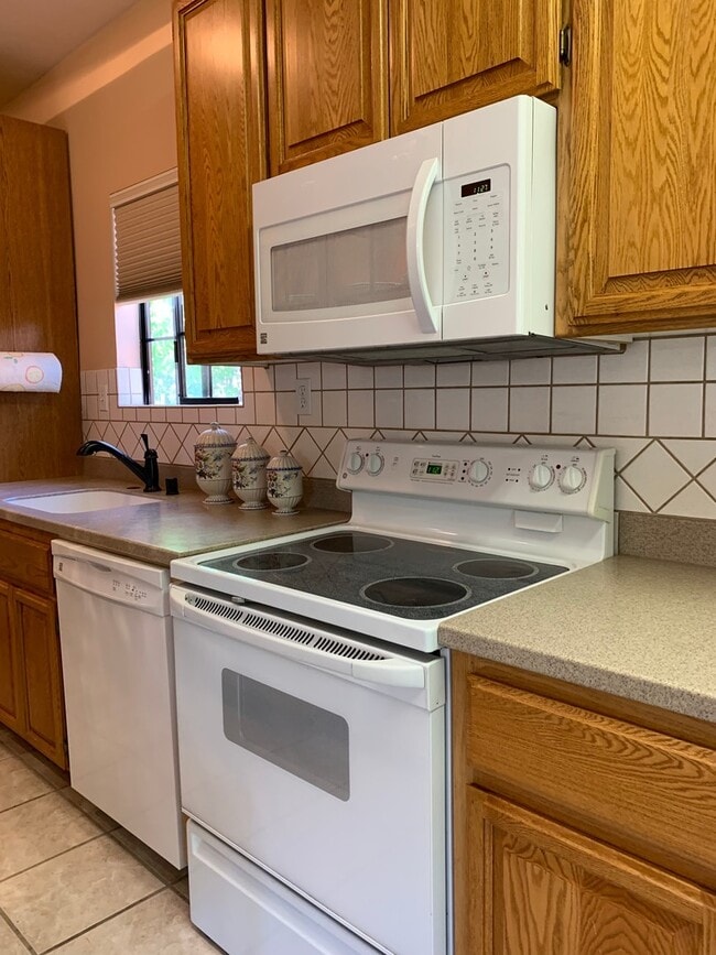 Building Photo - Studio