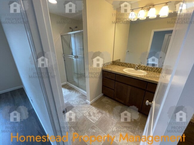 Building Photo - Welcome home! Outstanding Salem location!