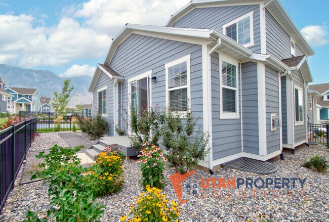 Building Photo - 5002 Evergreen Ln
