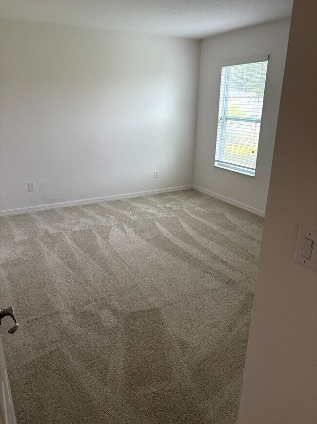 Building Photo - IMMEDIATE OCCUPANCY !!! LARGE// 5 Bedroom ...