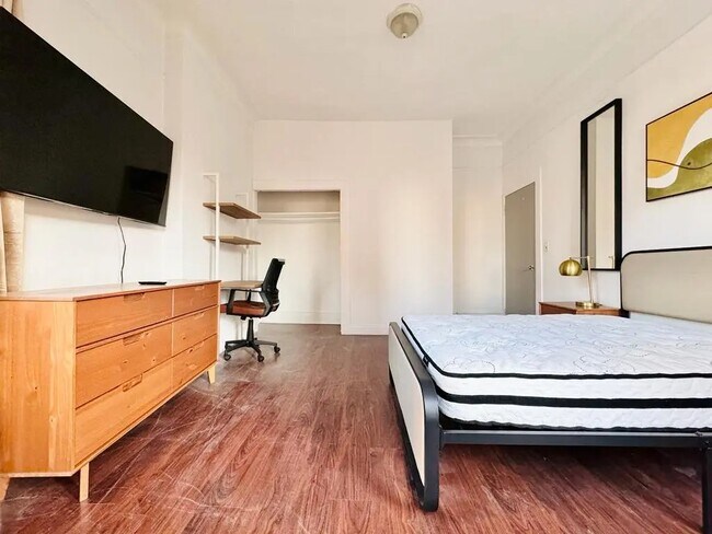 Building Photo - Furnished room/NOT APARTMENT