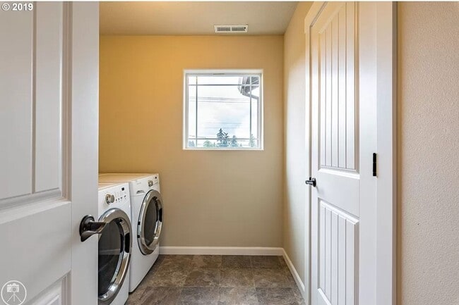 Building Photo - 3 bedroom Home Covered Patio home has AC !!!